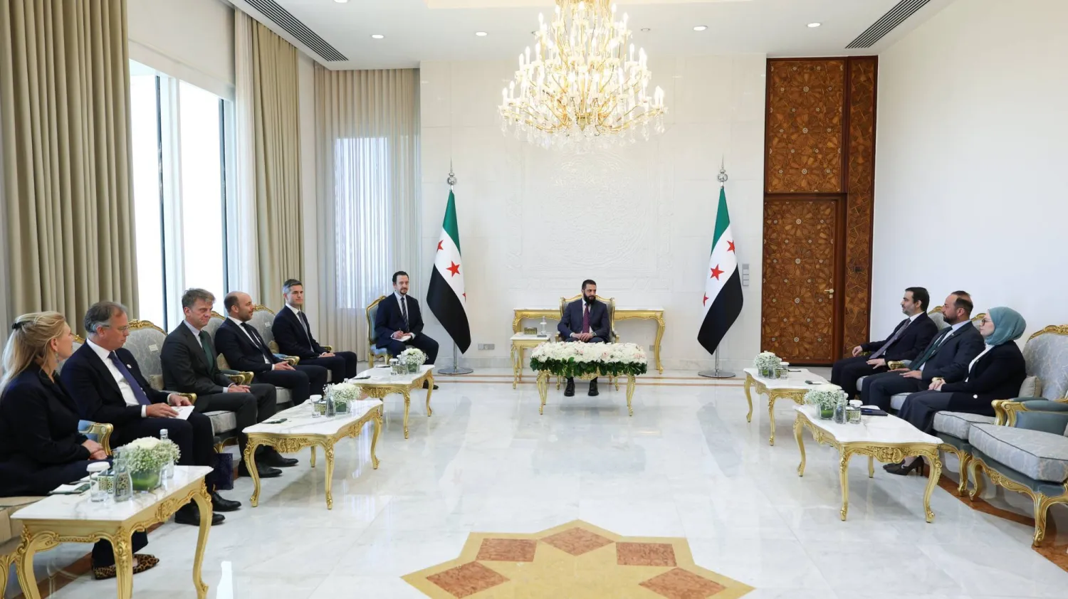 التقى الرئيس أحمد الشرع في العاصمة دمشق الأربعاء وزير خارجية مملكة هولندا توماس برندسن ونائب رئيس مجلس الوزراء ووزير اللجوء والهجرة جيسبيرتوس فان دن برنك (الرئاسة السورية)