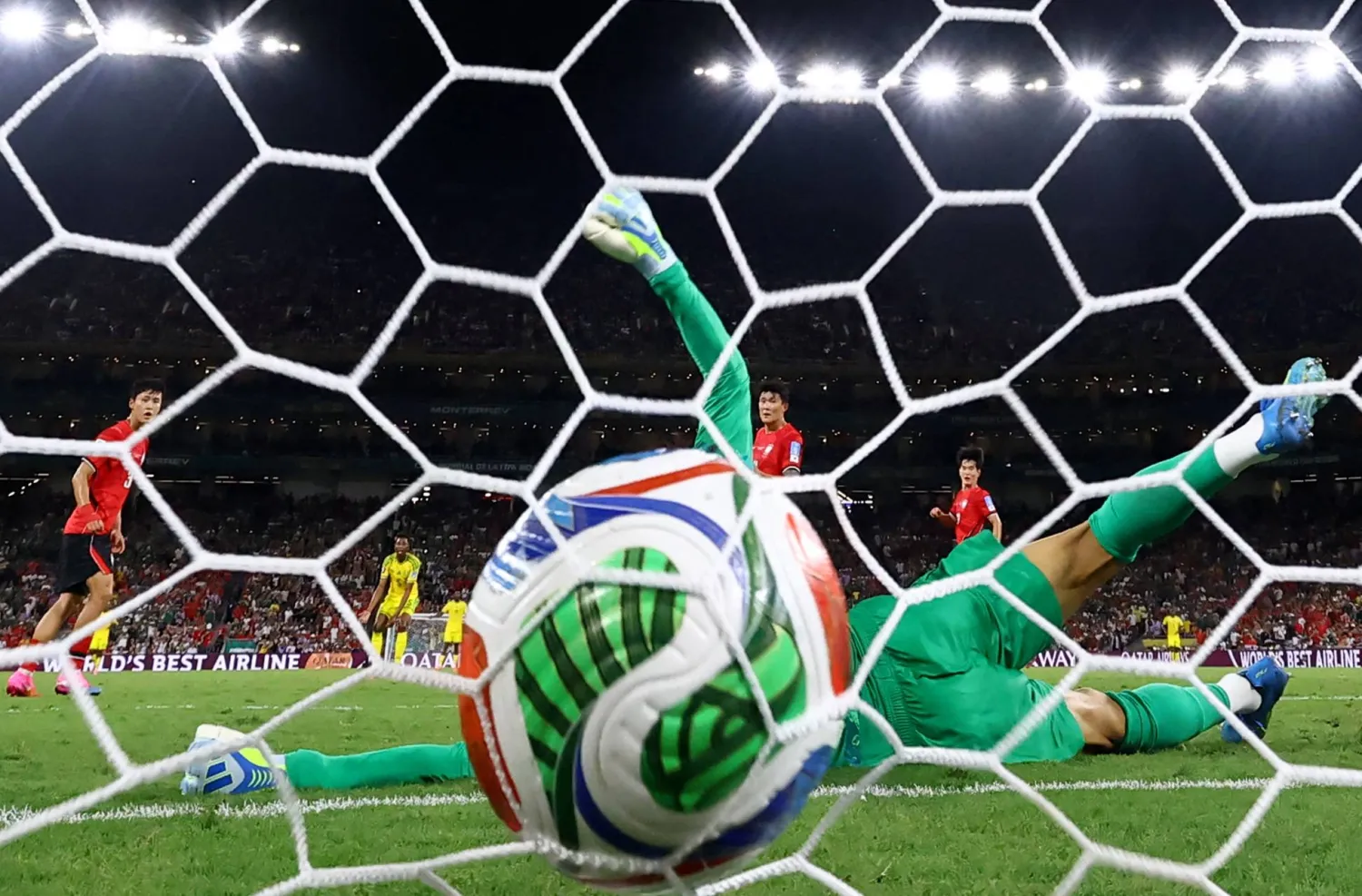مهاجم جنوب أفريقيا ثابيلو ماسيكو يسجل الهدف الأول في شباك حارس كوريا الجنوبية كيم سونغ غيو بمونديال 2026 في مونتيري المكسيكية 24 يونيو 2026 (رويترز)