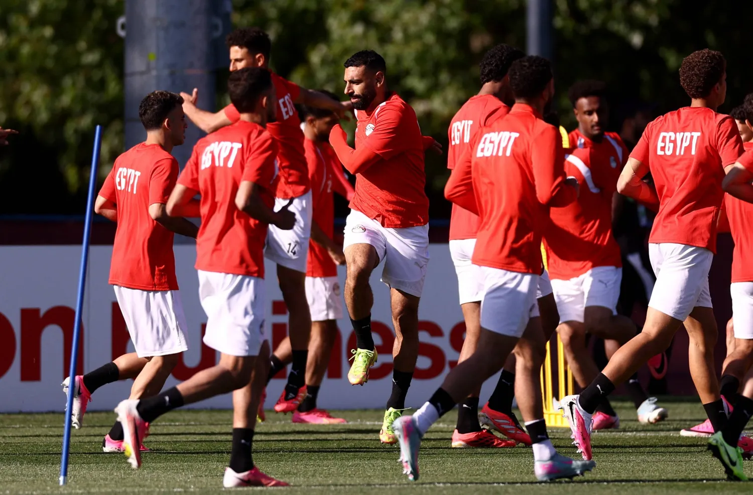 صلاح نجم مصر يتوسط زملائه في التدريب الاخير قبل ملاقاة إيران (رويترز)