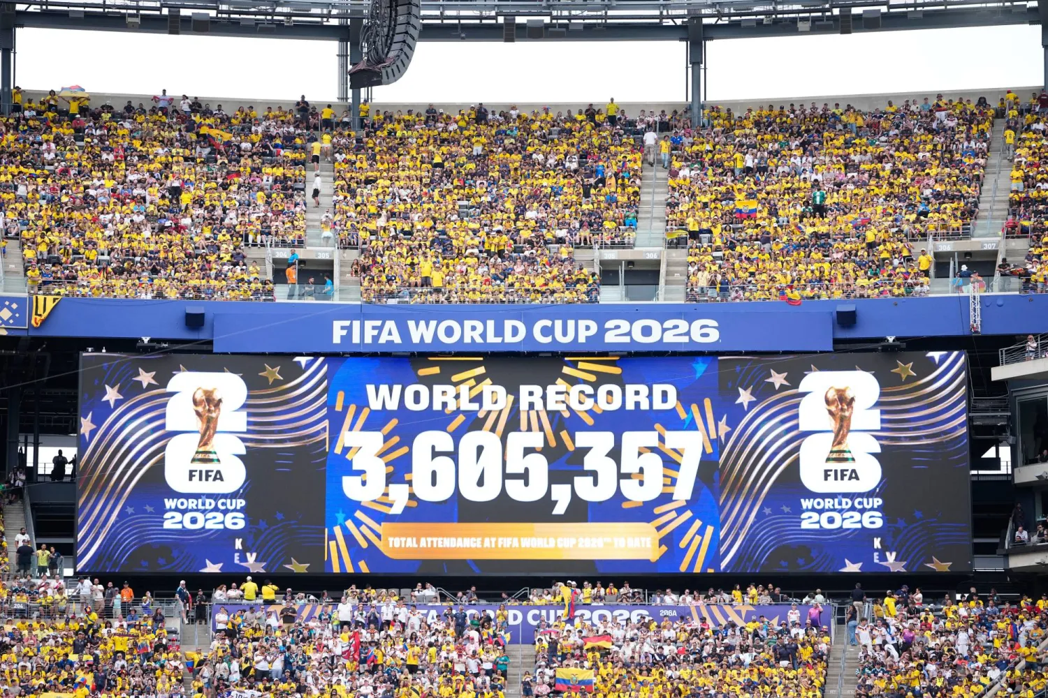 شاشة الملعب تعرض عدد الجماهير التي حضرت كل مباراة  في كأس العالم 2026 (أ.ب)