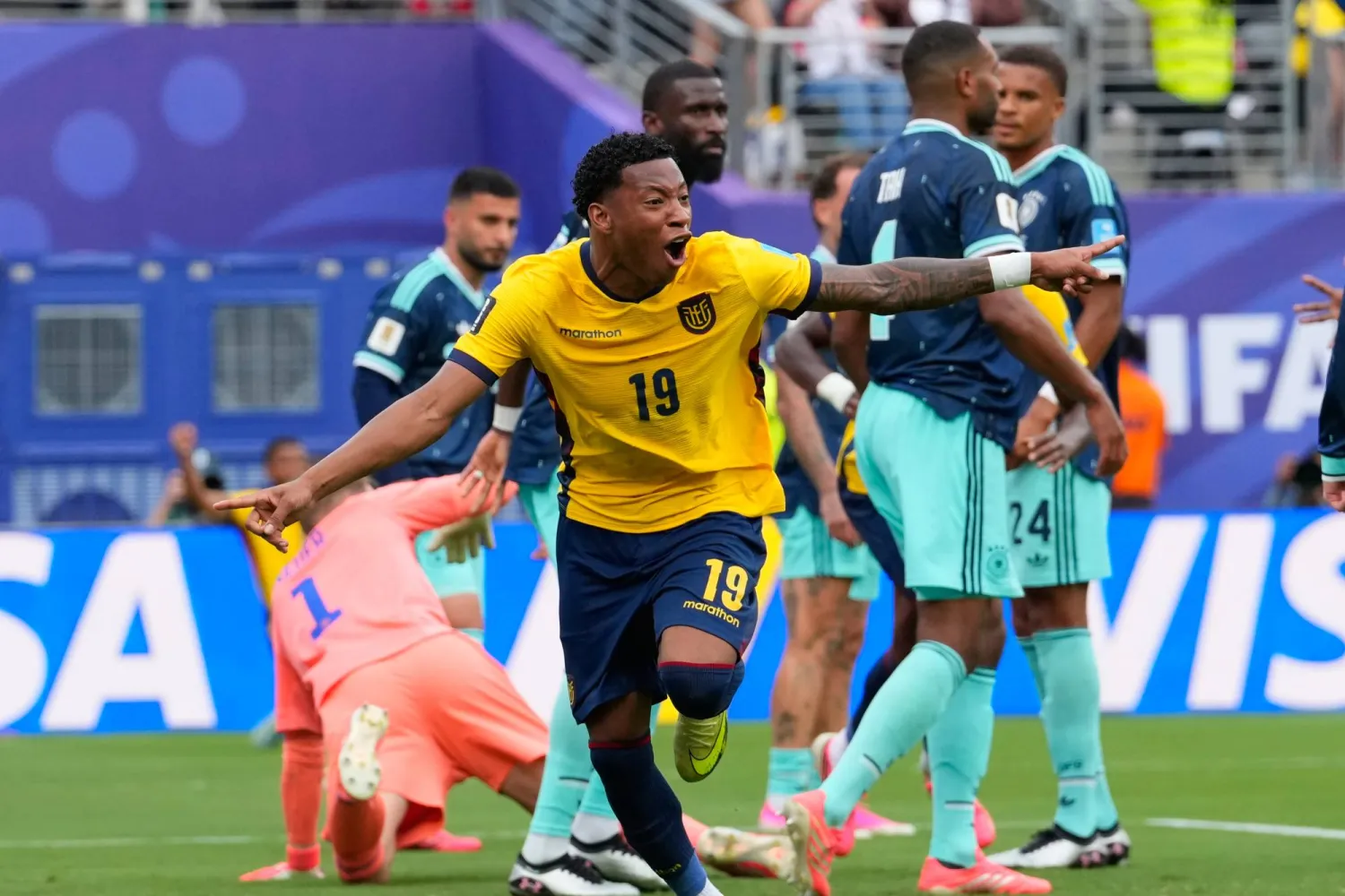 غونزالو بلاتا لاعب الإكوادور يحتفل بتسجيل الهدف الثاني في مرمى ألمانيا (أ.ب)
