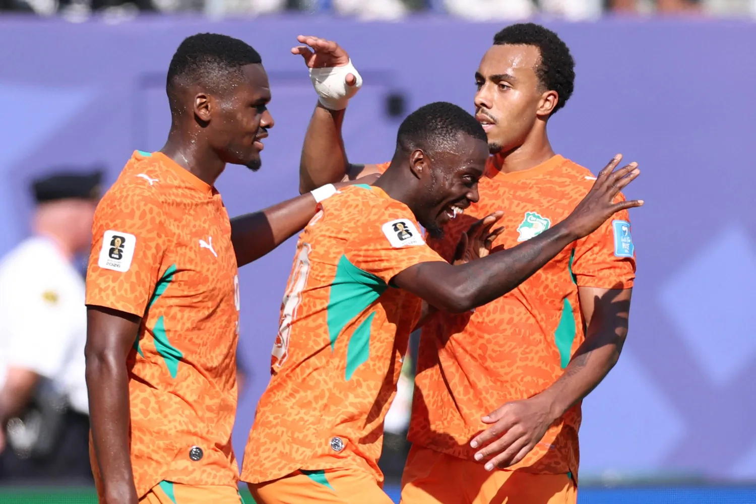 نيكولا بيبي يحتفل مع زميليه أنج يوان بوني وغويلا دوي بعد تسجيل الهدف الثاني لكوت ديفوار (أ.ف.ب)
