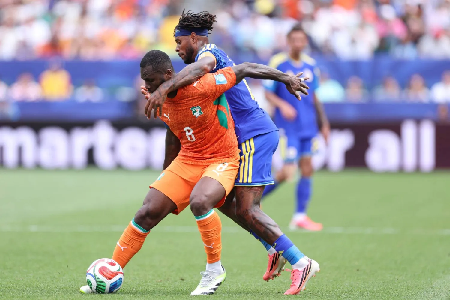 فرانك كيسي لاعب كوت ديفوار يسيطر على الكرة أمام لياندرو باكونا لاعب كوراساو (أ.ف.ب)
