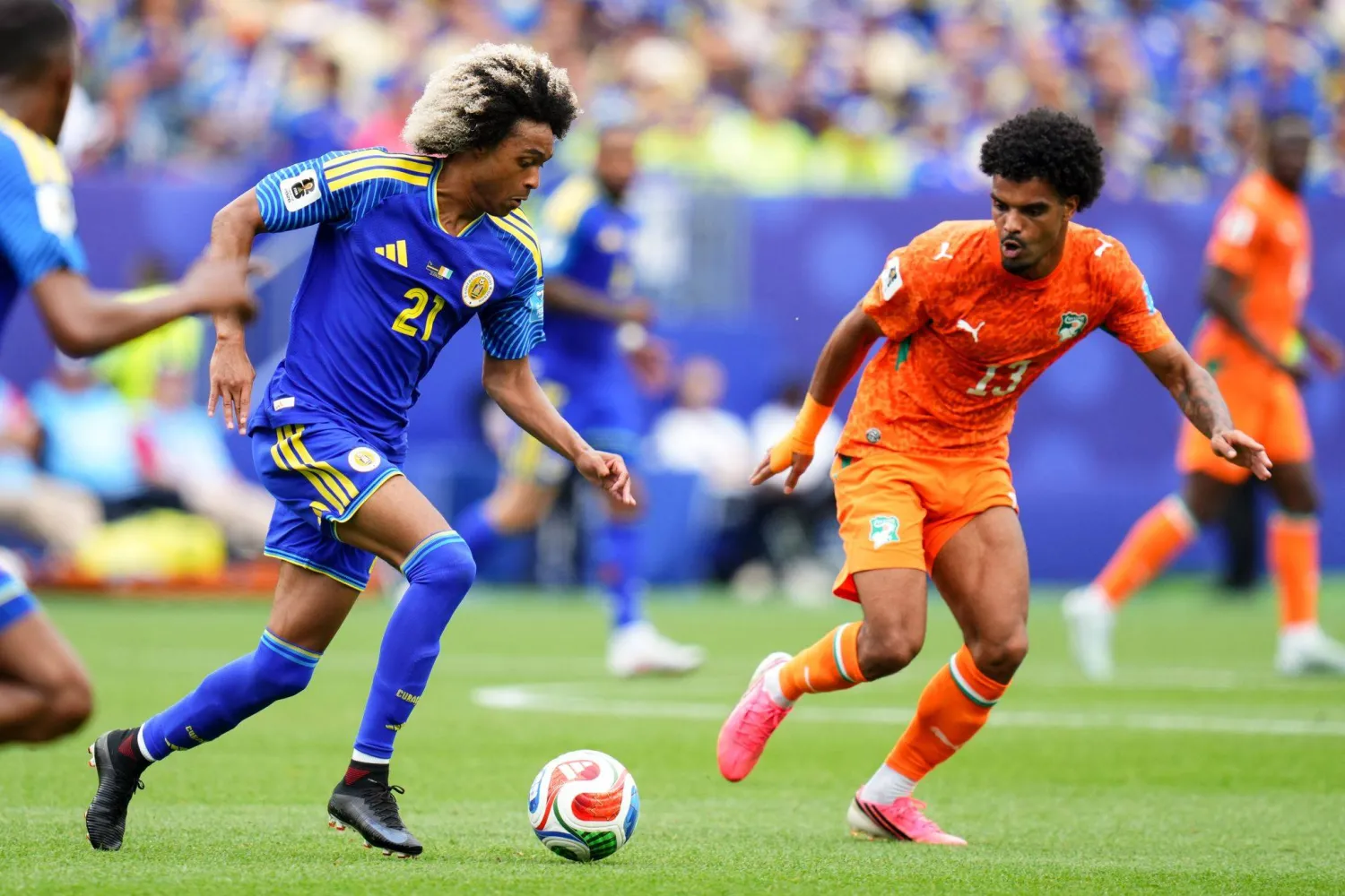تاهيث تشونغ لاعب كوراساو يتنافس على الكرة مع كريستوفر أوبيري لاعب كوت ديفوار (د.ب.أ)
