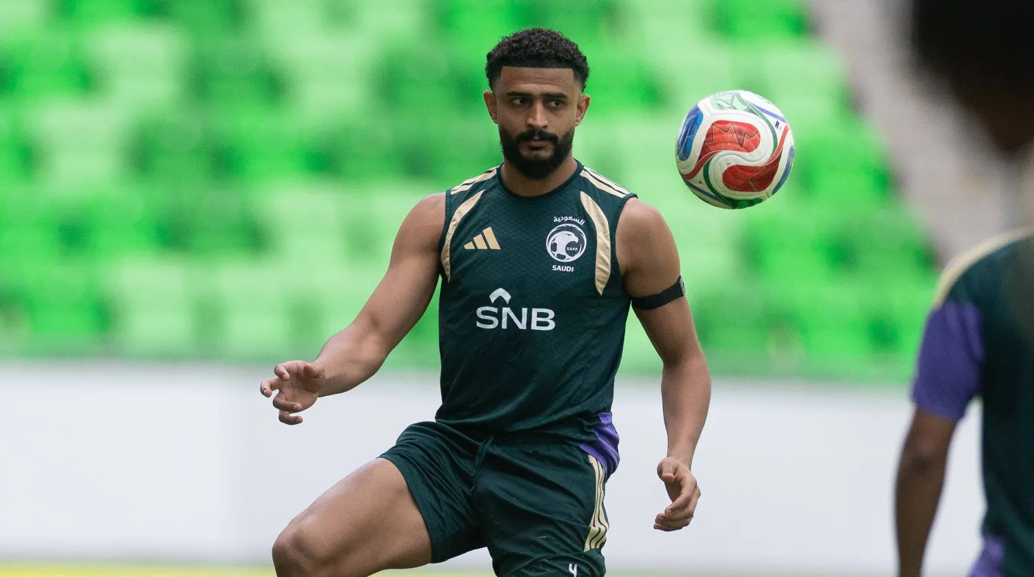 عبد الإله العمري مدافع المنتخب السعودي (المنتخب السعودي)