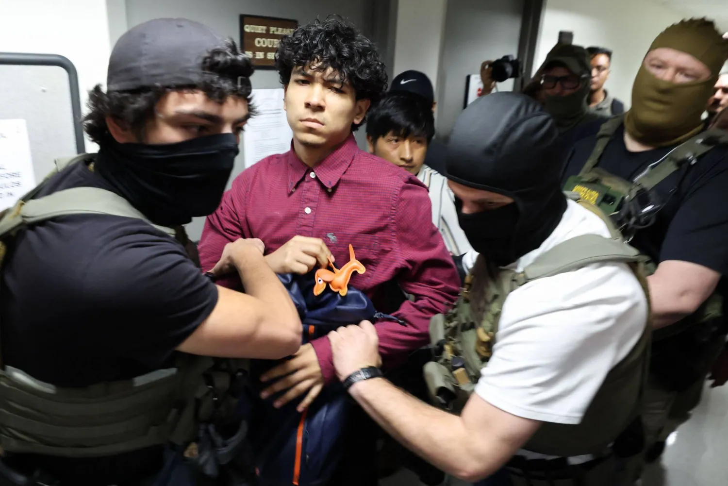 أرشيفية لضباط فيدراليون يعتقلون شخصاً خارج قاعة محكمة هجرة بنيويورك (أ.ف.ب)