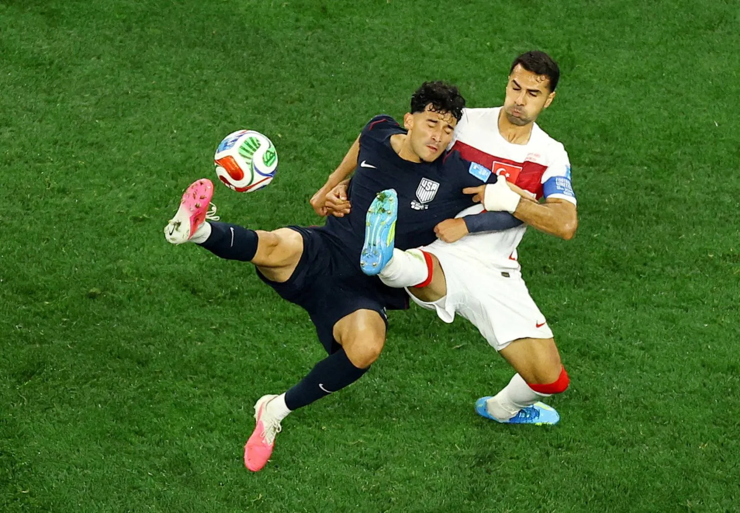 صراع على الكرة (رويترز) 