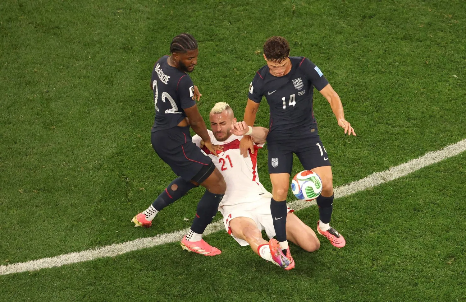 يلماز وسط كماشة من المدافعين للمنتخب الأميركي ( أ.ف.ب) 