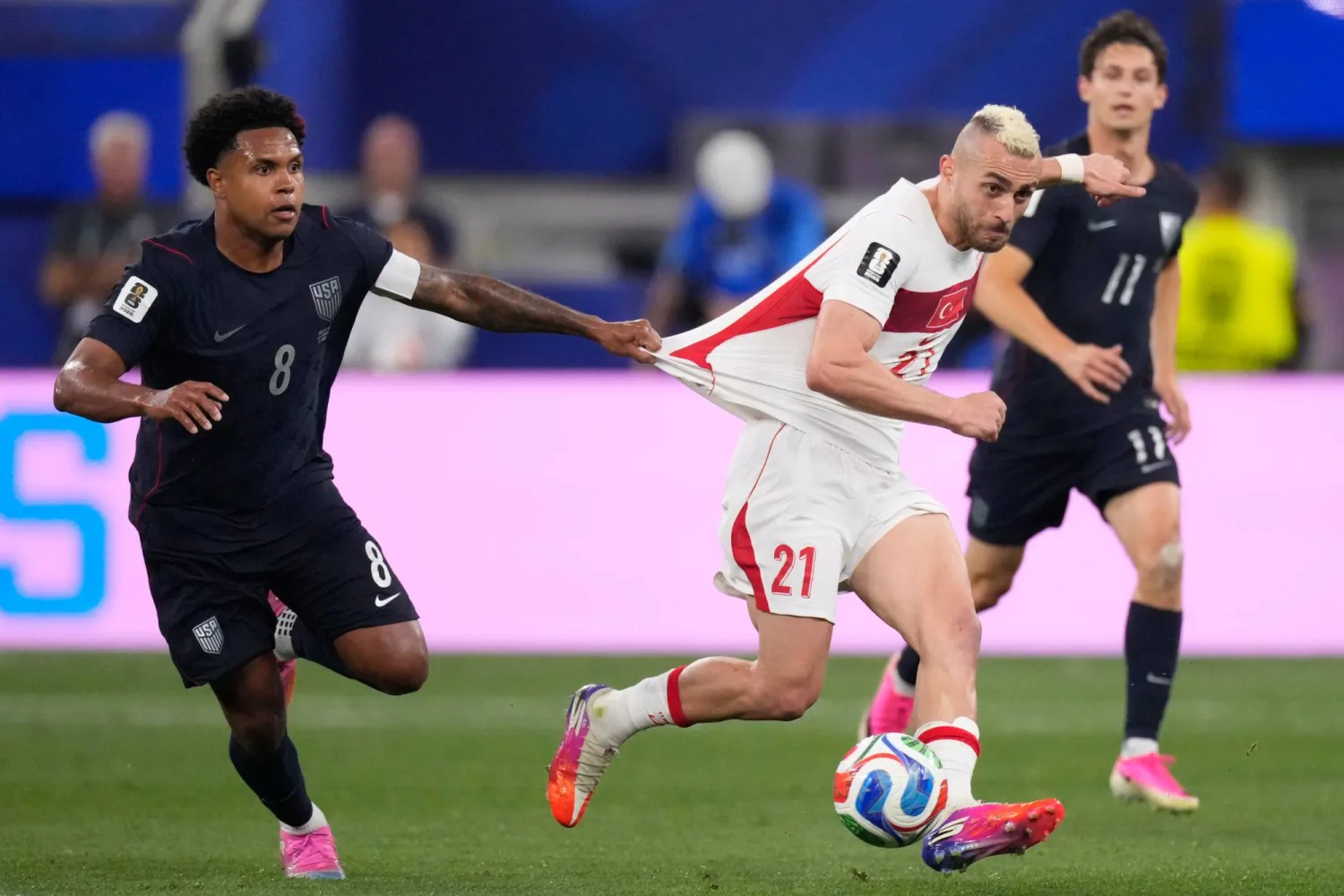 محاولة أخيرة لإيقاف لاعب تركيا (أ.ب) 