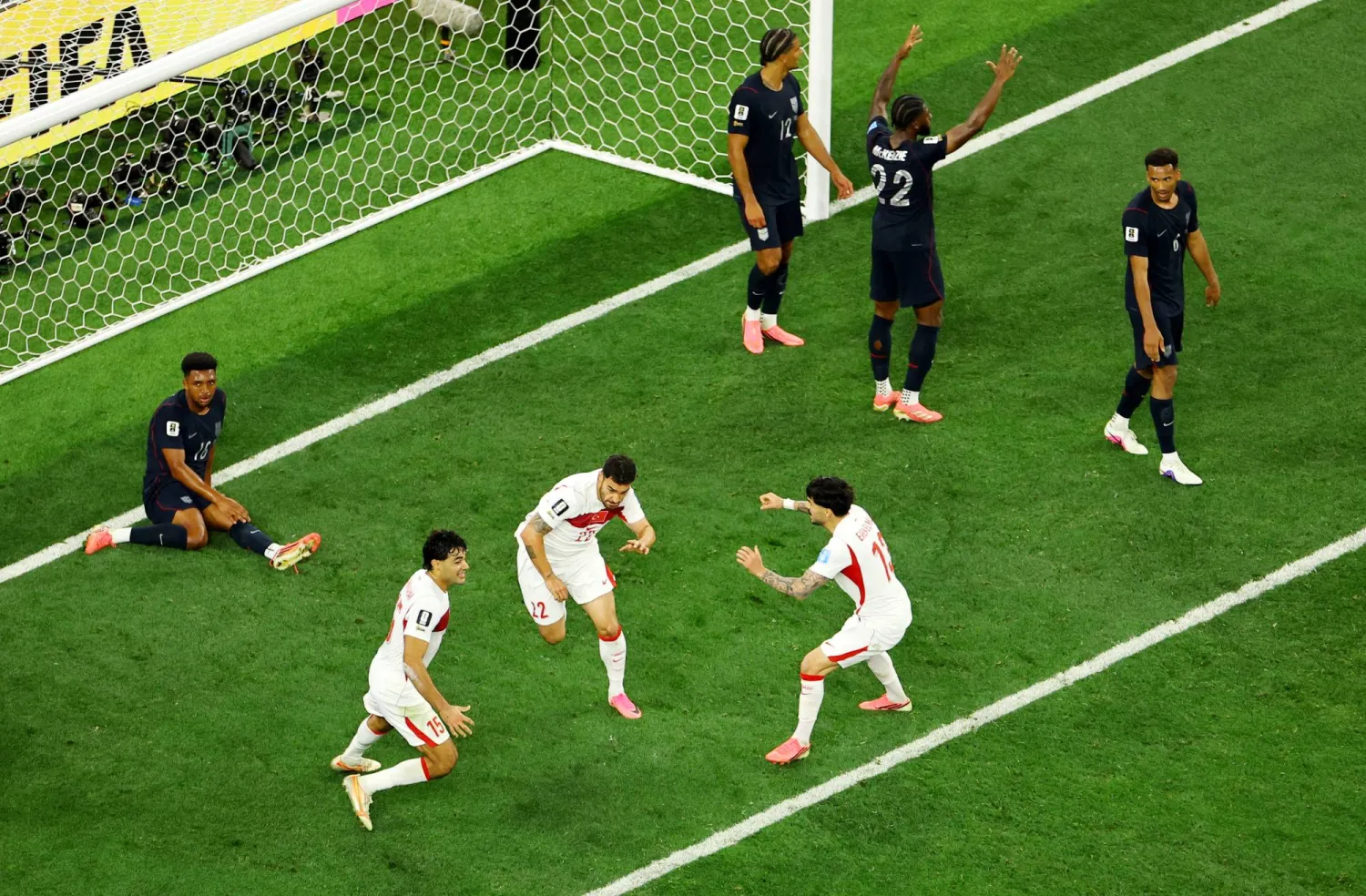 اقتنص منتخب تركيا فوزاً ثميناً أمام منتخب الولايات المتحدة (رويترز)