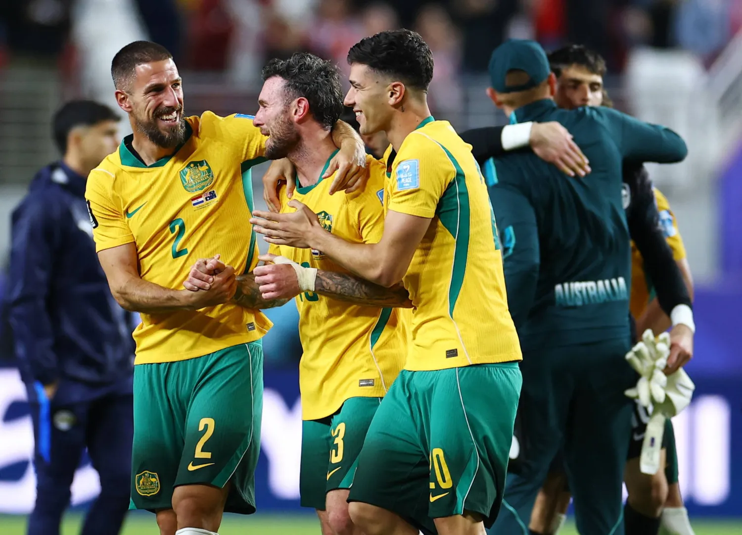 يحتفل لاعبو منتخب أستراليا بعد التأهل (رويترز)