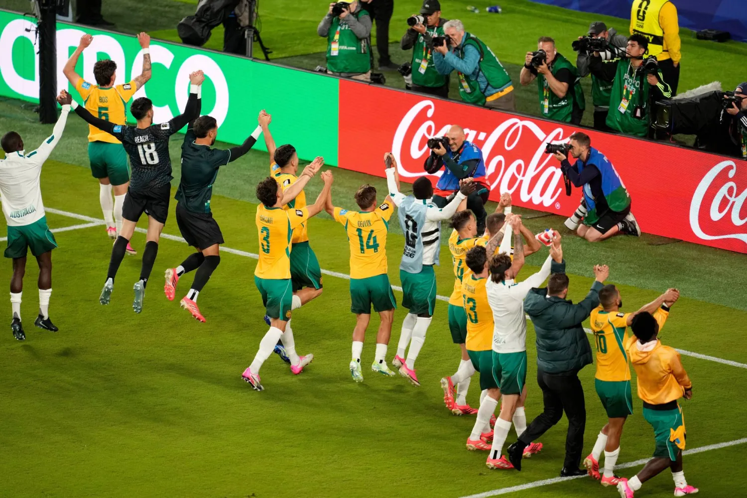يحتفل لاعبو منتخب أستراليا أمام الجماهير بعد التأهل (أ.ب) 
