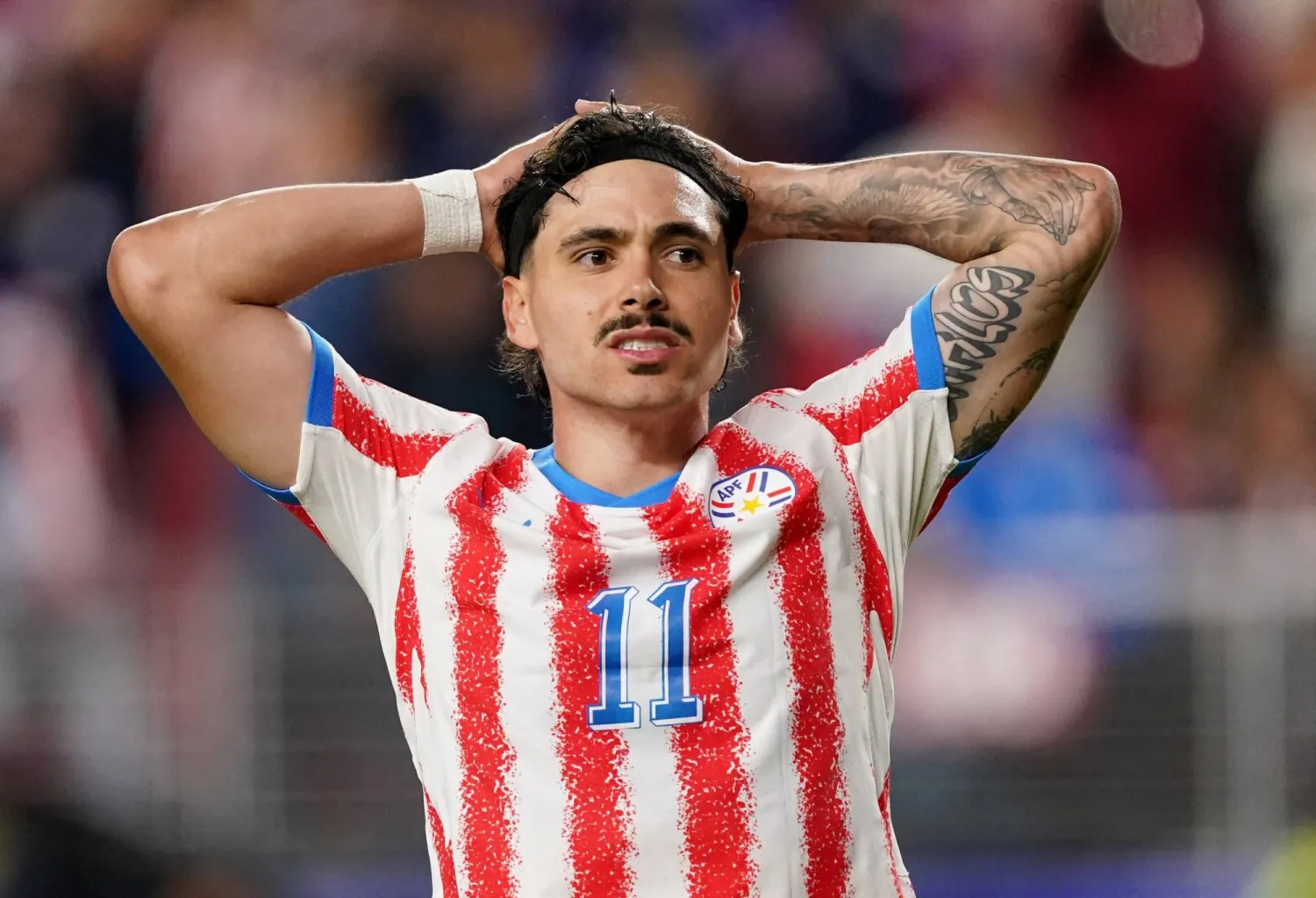  اللاعب ماوريسيو من منتخب باراغواي يتحسر على إحدى الكرات (رويترز) 