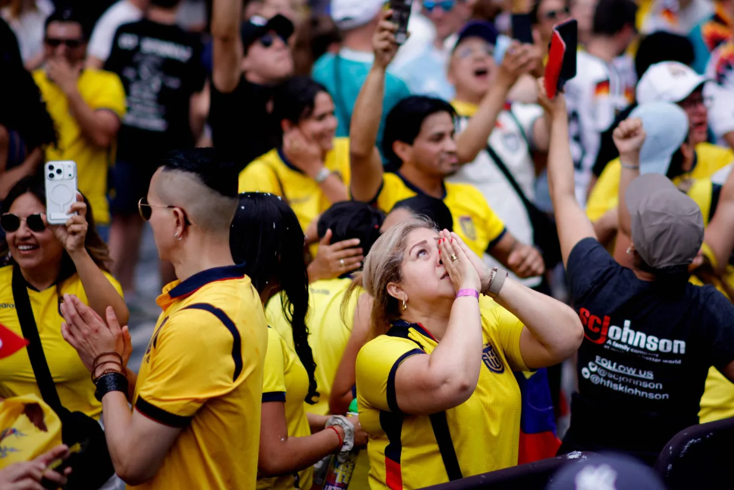 الجماهير تحتفل بفوز الأكوادور على ألمانيا (أ.ف.ب)