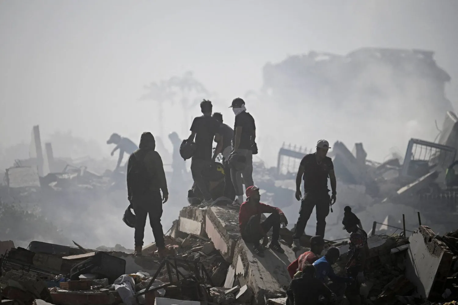 Volunteers search for possible victims in a collapsed building following twin earthquakes in Caraballeda, La Guaira state, some 40 km northeast of Caracas, on June 25, 2026. (Photo by Federico PARRA / AFP)
