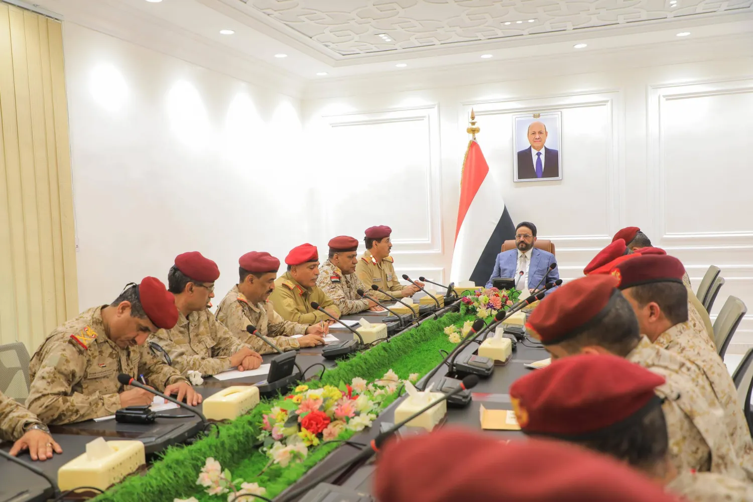 العرادة يترأس في مأرب اجتماعاً موسعاً لقيادة الجيش اليمني (سبأ)
