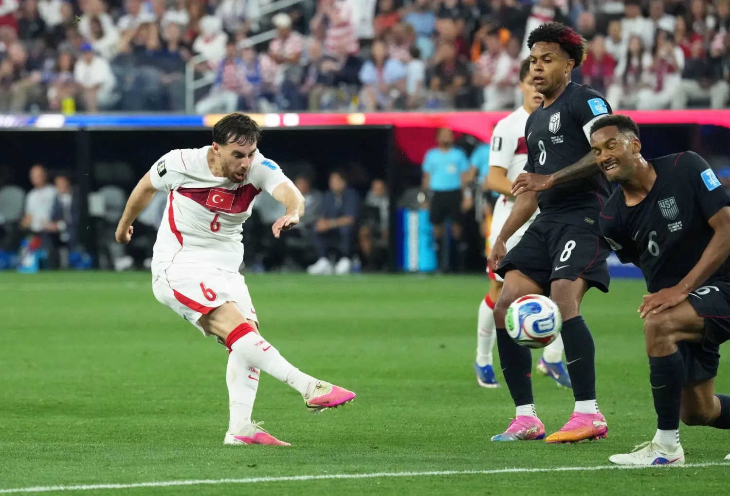 أوركون كوكجو لاعب وسط منتخب تركيا (رويترز)