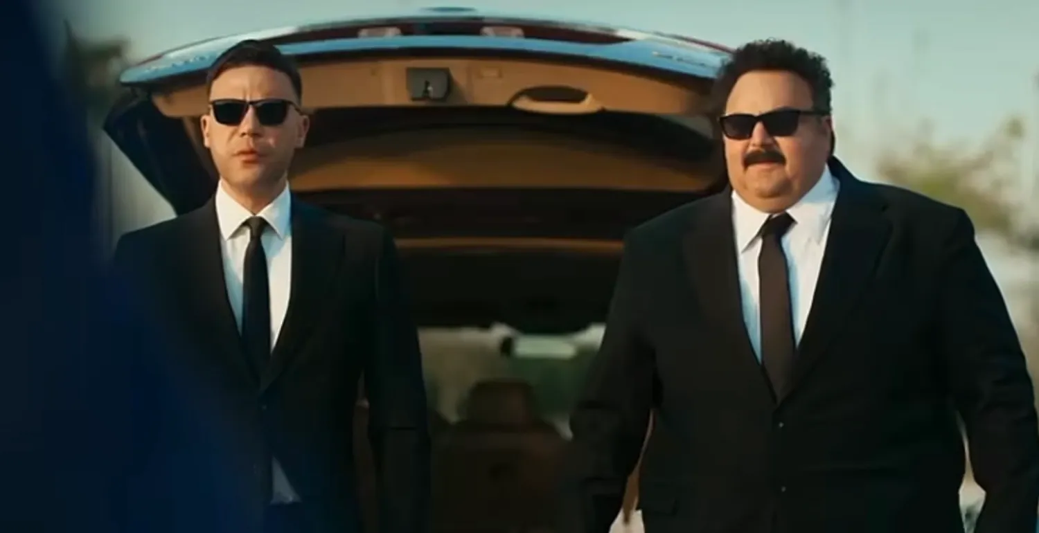 محمد إمام وشيكو في أحد مشاهد فيلم «صقر وكناريا» (الشركة المنتجة)