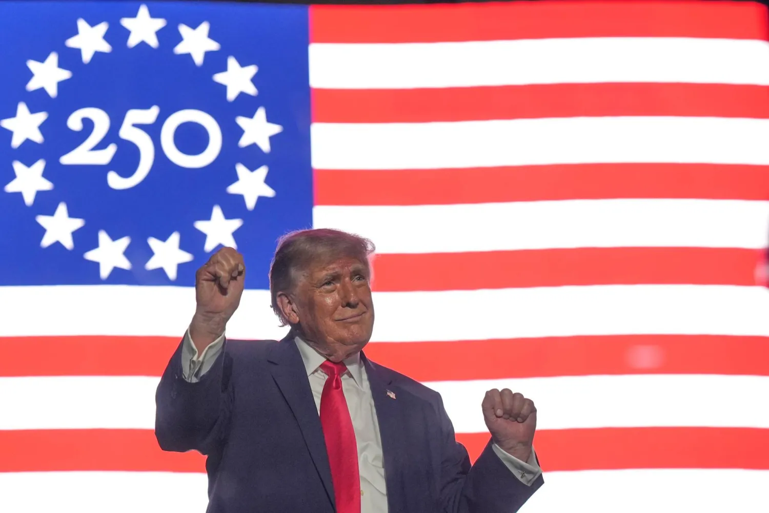 ترمب يفتتح فعاليات الاحتفالات بعيد أميركا الـ250 في المتنزه الوطني بواشنطن في 25 يونيو 2026 (أ.ب)