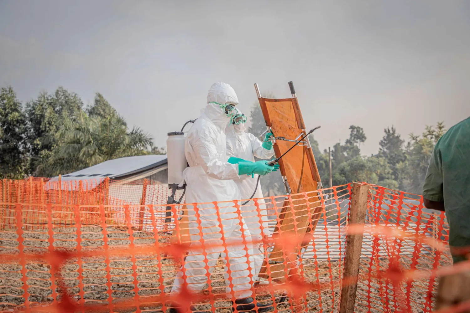  Healthcare workers disinfect a stretcher after transporting a patient suffering from the Ebola virus disease from an ambulance at the Ebola Treatment Center (ETC) in Bunia, Ituri, in the east of the Democratic Republic of Congo on June 23, 2026. (AFP) 