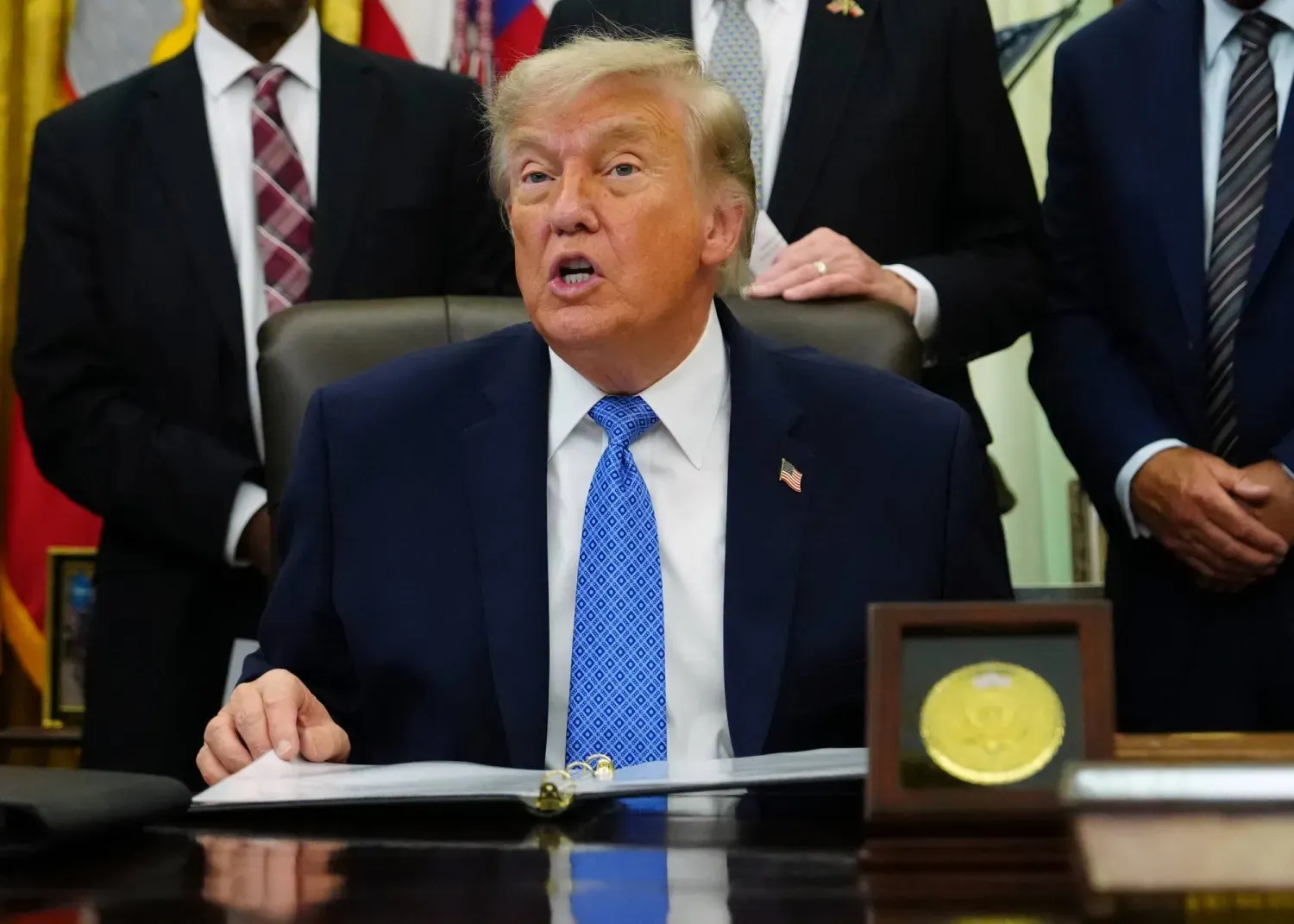 ABD Başkanı Donald Trump, Beyaz Saray'ın Oval Ofisinde (AP)
