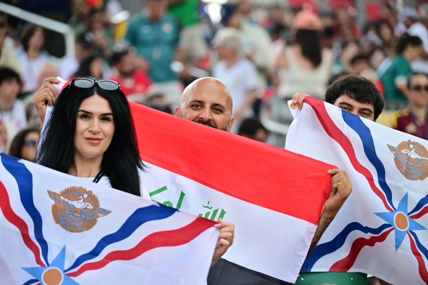 مشجعون عراقيون يلتقطون صورة قبل انطلاق المواجهة (إ.ب.أ)
