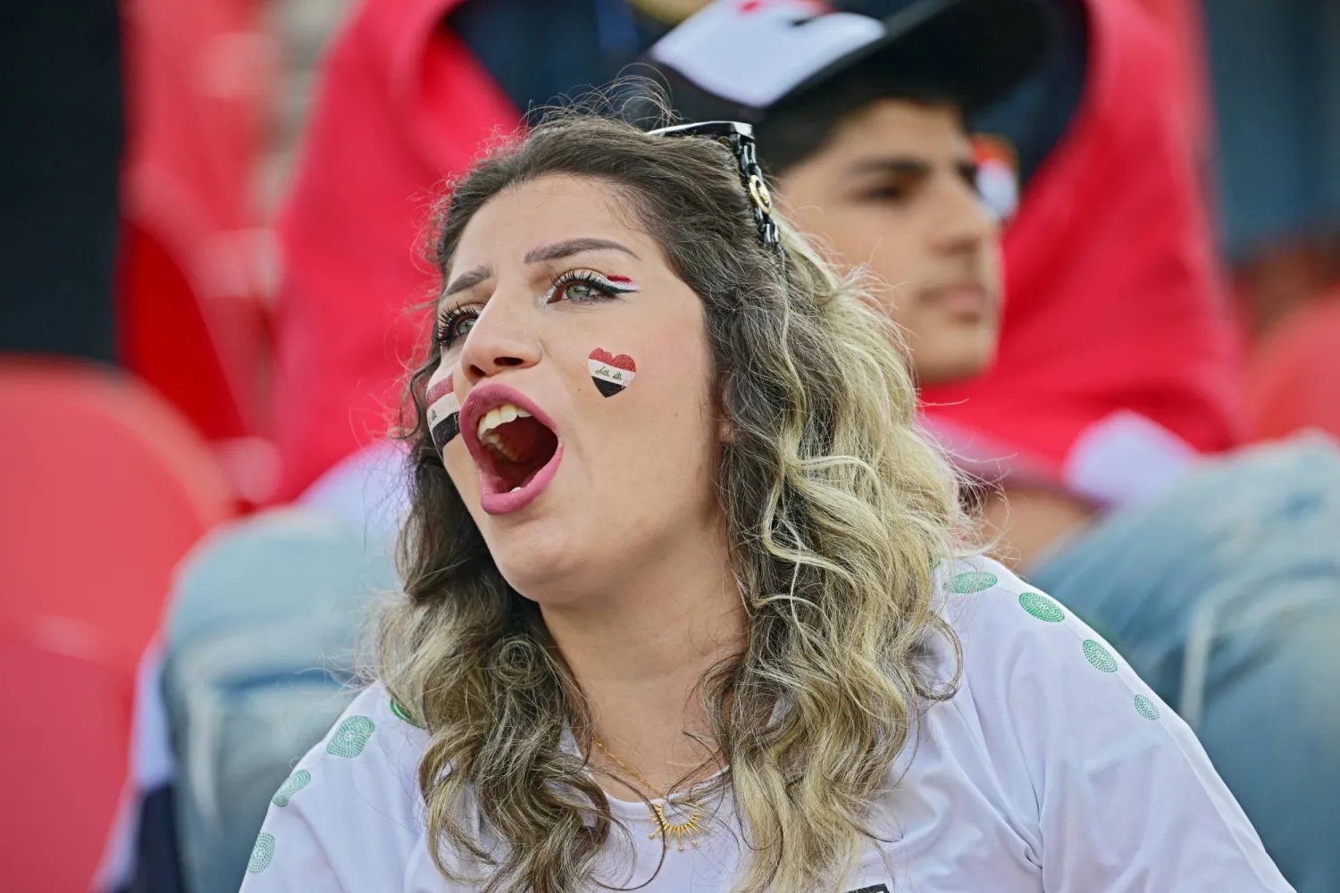 مشجعة عراقية حاضرة لدعم منتخبها (إ.ب.أ)