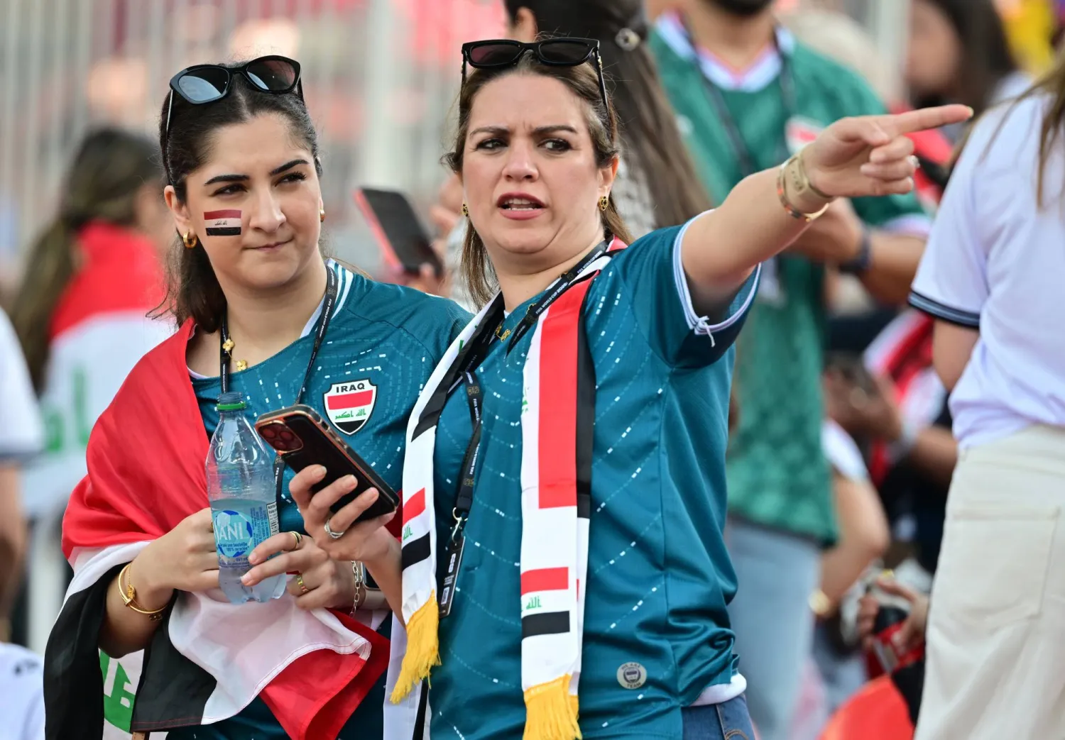 مشجعون عراقيون يلتقطون الصور قبل انطلاق المواجهة (إ.ب.أ)