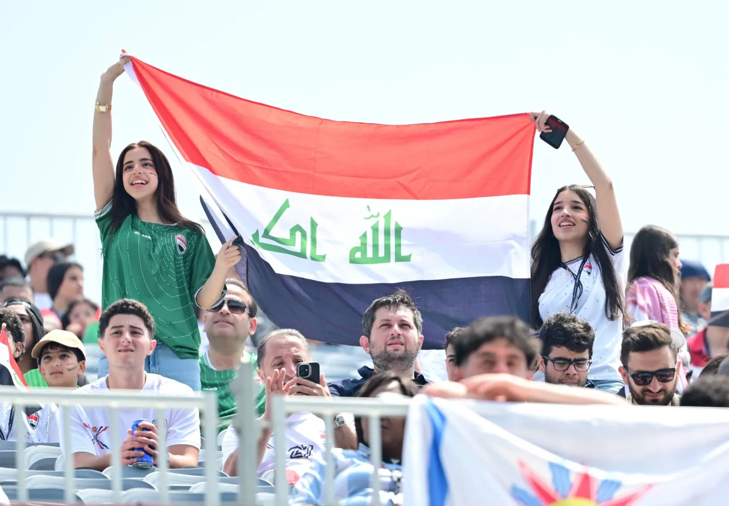 مشجعون عراقيون يلتقطون الصور قبل انطلاق المواجهة (إ.ب.أ)
