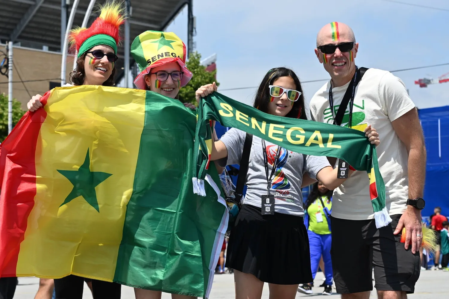 مشجعون سنغاليون يلتقطون صورة أثناء توجههم إلى الملعب (إ.ب.أ)