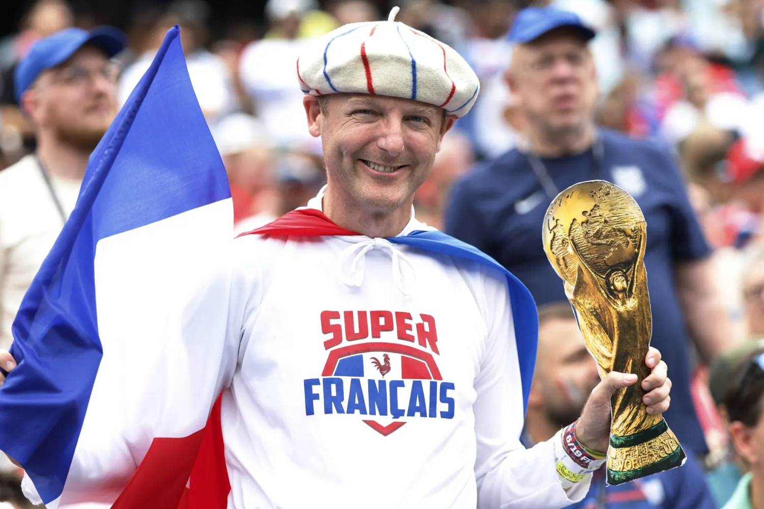 أحد مشجعي المنتخب الفرنسي في المدرجات قبل انطلاق المباراة  (إ.ب.أ)