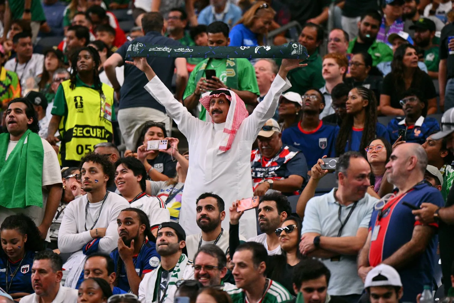 مشجع سعودي بالزي الرسمي في مدرجات الملعب (إ.ب.أ) 