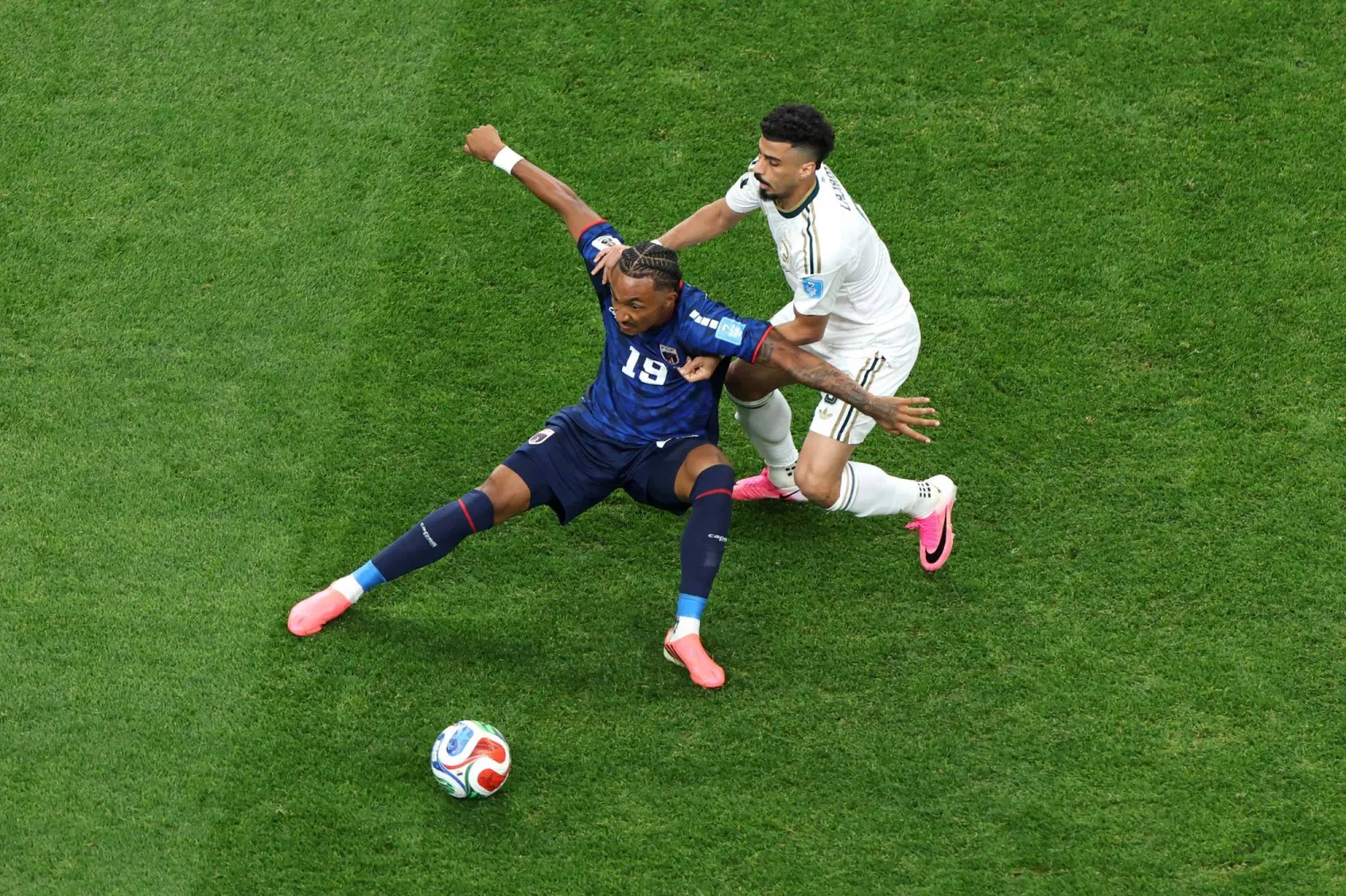 علي لاجامي مدافع المنتخب يحاول إنهاء هجمة للرأس الأخضر (أ.ف.ب) 