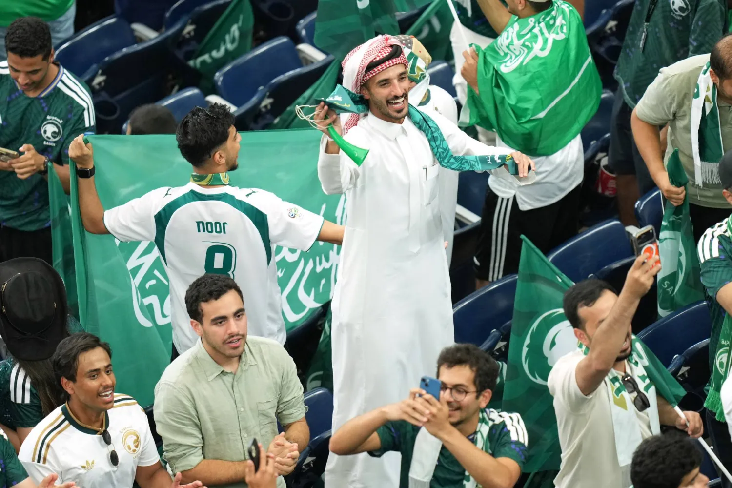 جماهير الأخضر تتفاعل في المدرجات قبل بداية اللقاء (أ.ب) 