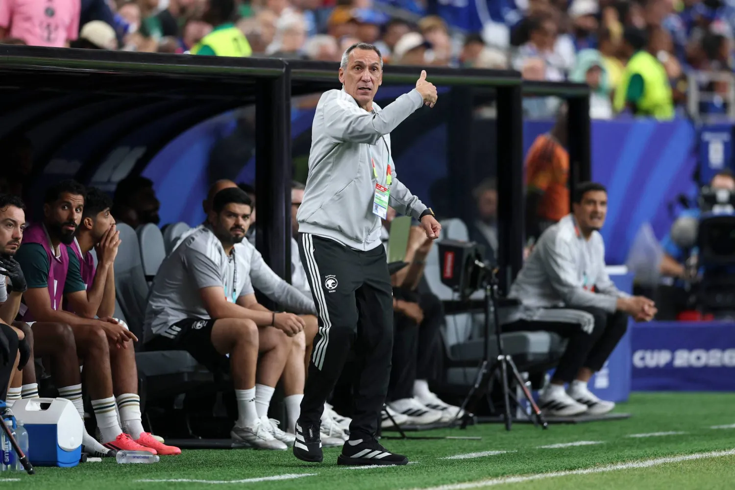 دونيس مدرب المنتخب السعودي يوجه لاعبيه (أ.ف.ب) 