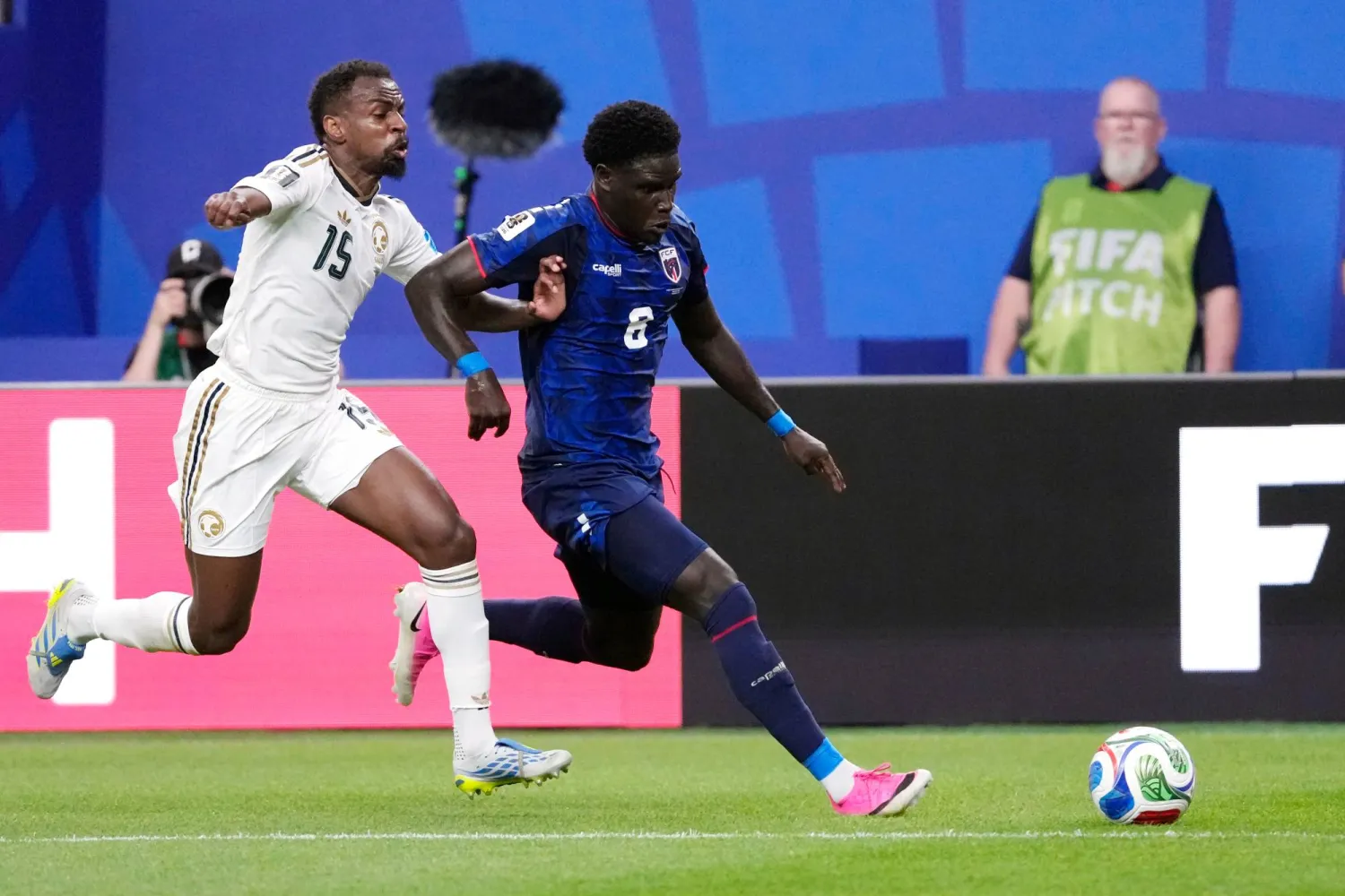 عبد الله الخيبري لاعب المنتخب السعودي في صراع على الكرة (أ.ب) 
