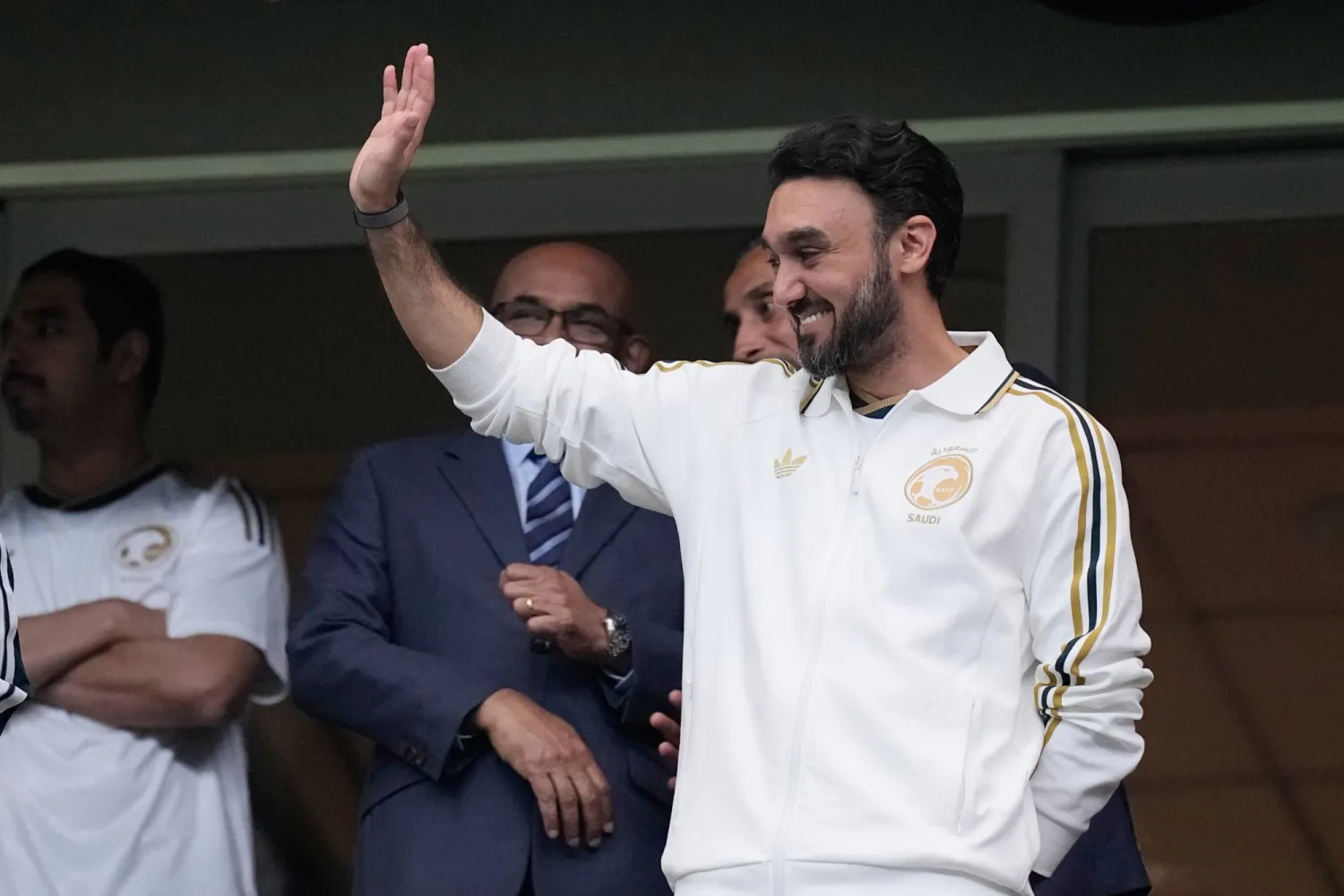 الأمير عبد العزيز بن تركي الفيصل وزير الرياضة السعودي يلوح للجماهير (أ.ب) 