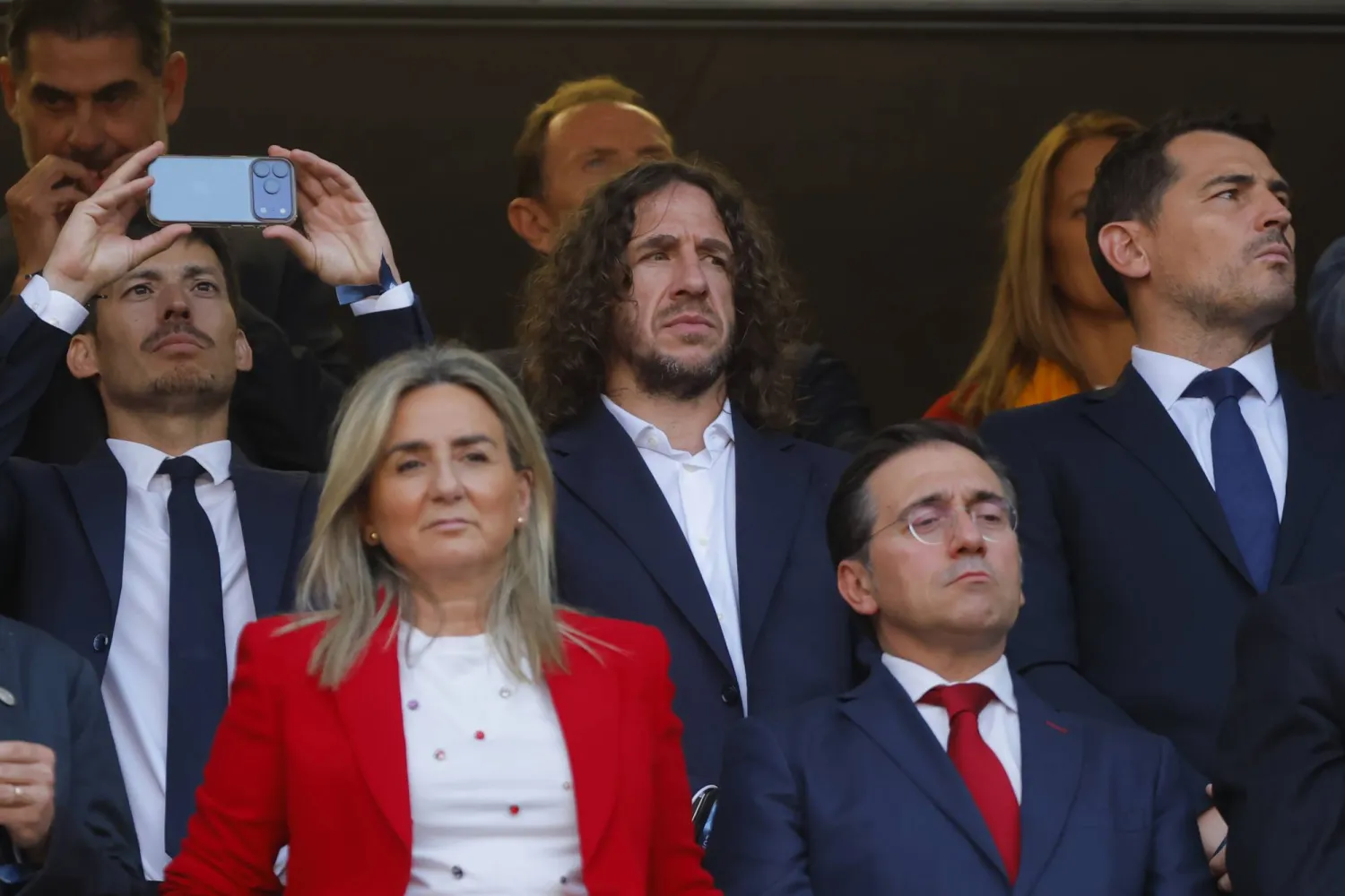 لاعبو المنتخب الإسباني السابقون ديفيد سيلفا (يساراً) وكارليس بويول (في الوسط) وإيكر كاسياس (يميناً) يحضرون المباراة (إ.ب.أ)