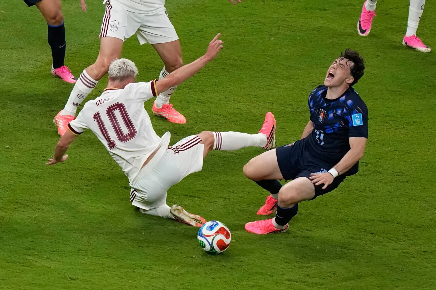 يبدو فيديريكو فينياس (21 عاماً) لاعب منتخب أوروغواي متفاعلاً أثناء صراعه على الكرة مع داني أولمو (أ.ب)