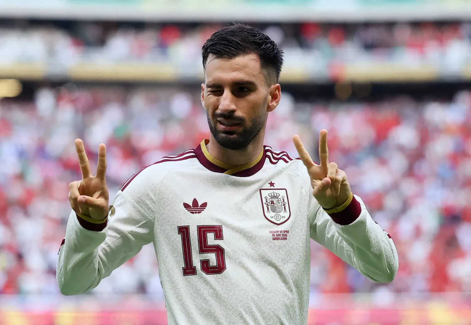 يحتفل لاعب منتخب إسبانيا بوينا بهدفه في شباك أوروغواي (رويترز)