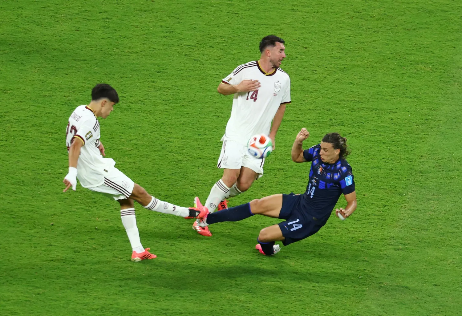 ركلة تسبق البطاقة الحمراء للاعبين منتخب أوروغواي أغوستين كانوبيو (رويترز)