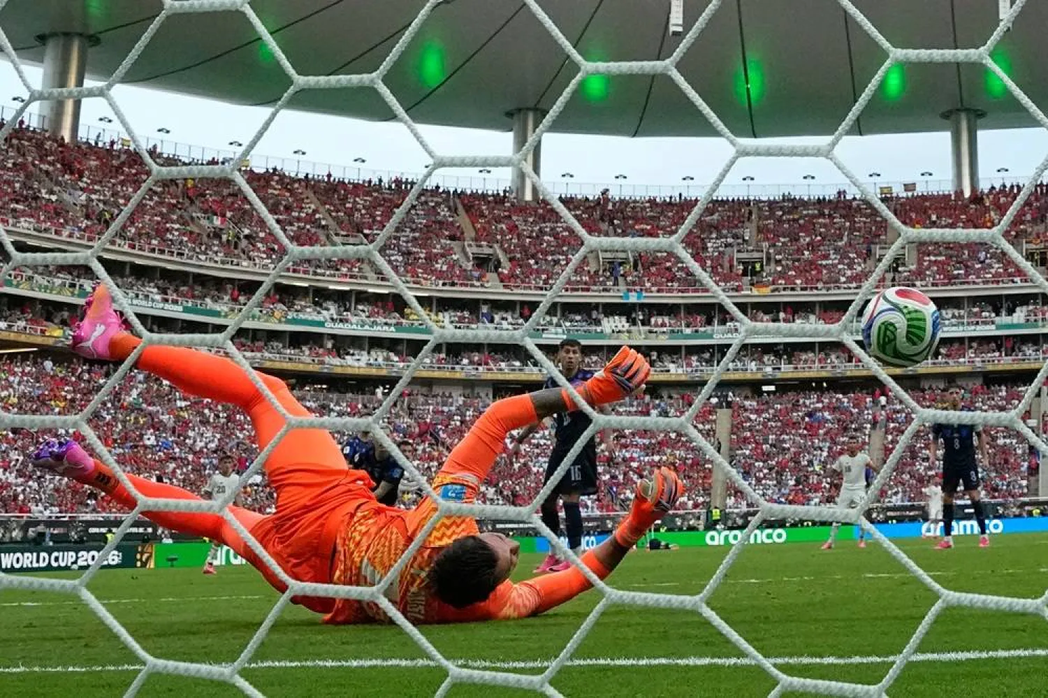  Uruguay goalkeeper Fernando Muslera (23) is beaten by a shot from Spain's Alex Baena (15) for the opining goal during the World Cup Group H soccer match between Uruguay and Spain in Zapopan, near Guadalajara, Mexico, Friday, June 26, 2026. (AP) 