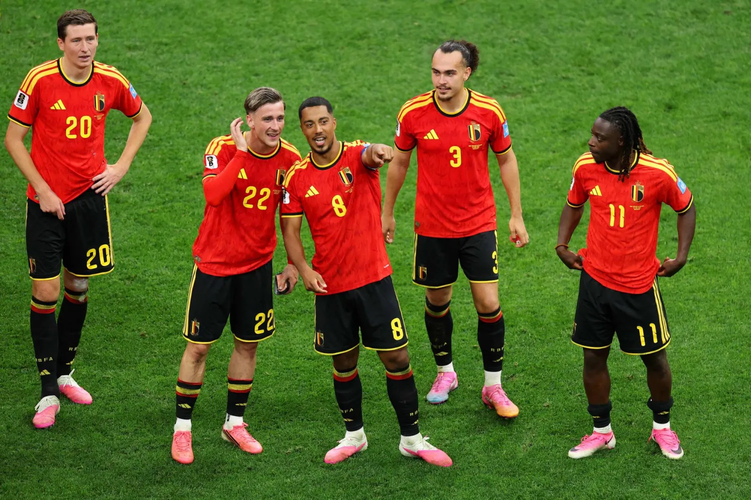 لاعبو المنتخب البلجيكي يحتفلون بفوز فريقهم بنتيجة 5 - 1 (أ.ف.ب)