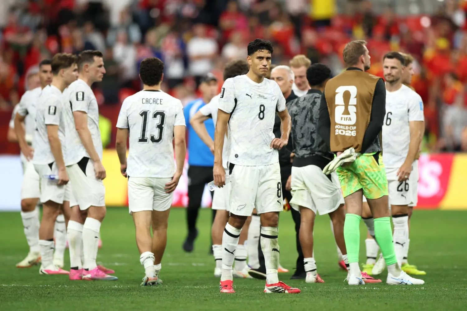 يظهر دارين بازلي المدير الفني لمنتخب نيوزيلندا ولاعبو الفريق علامات الإحباط عقب الهزيمة بنتيجة 1 - 5 (أ.ف.ب)