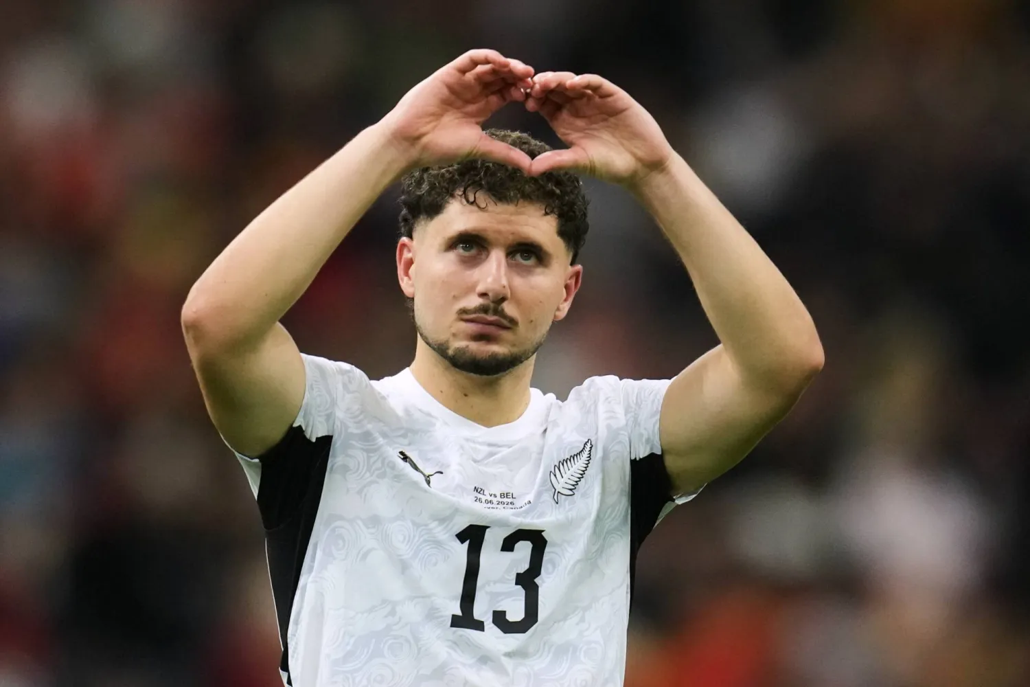 لاعب نيوزيلندا ليبيراتو كاكاسي يلوح للجماهير (أ.ب)