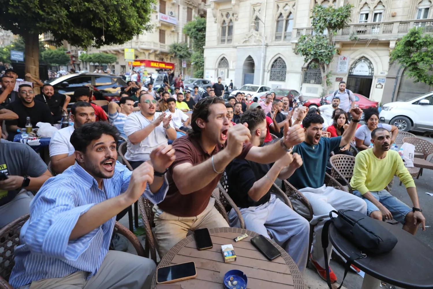 جماهير مصرية تحتفل في أحد المقاهي بشوارع القاهرة (أ.ب)