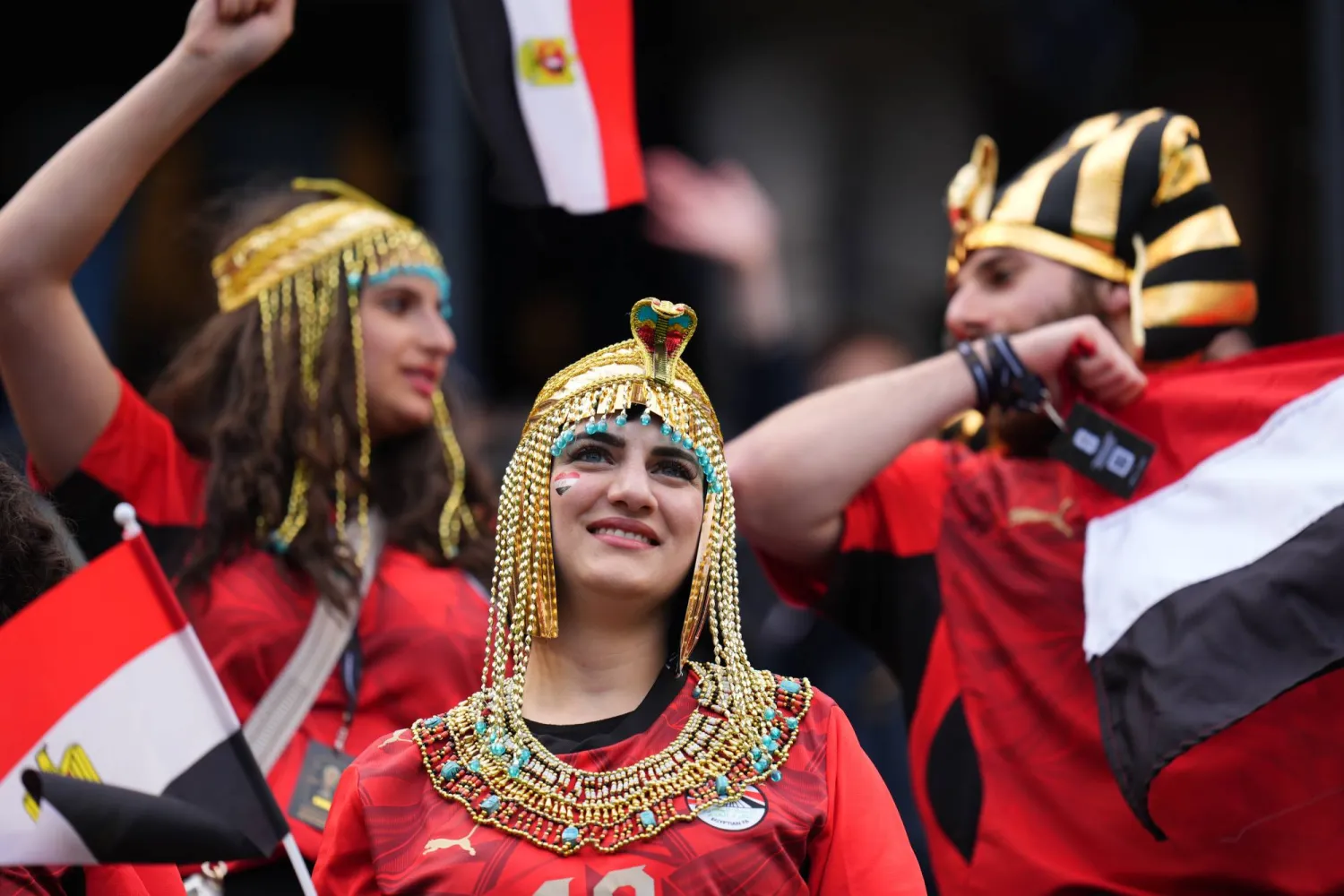 مشجعة مصرية ترتدي الزي التقليدي الذي يرمز إلى «الفراعنة» (أ.ب)