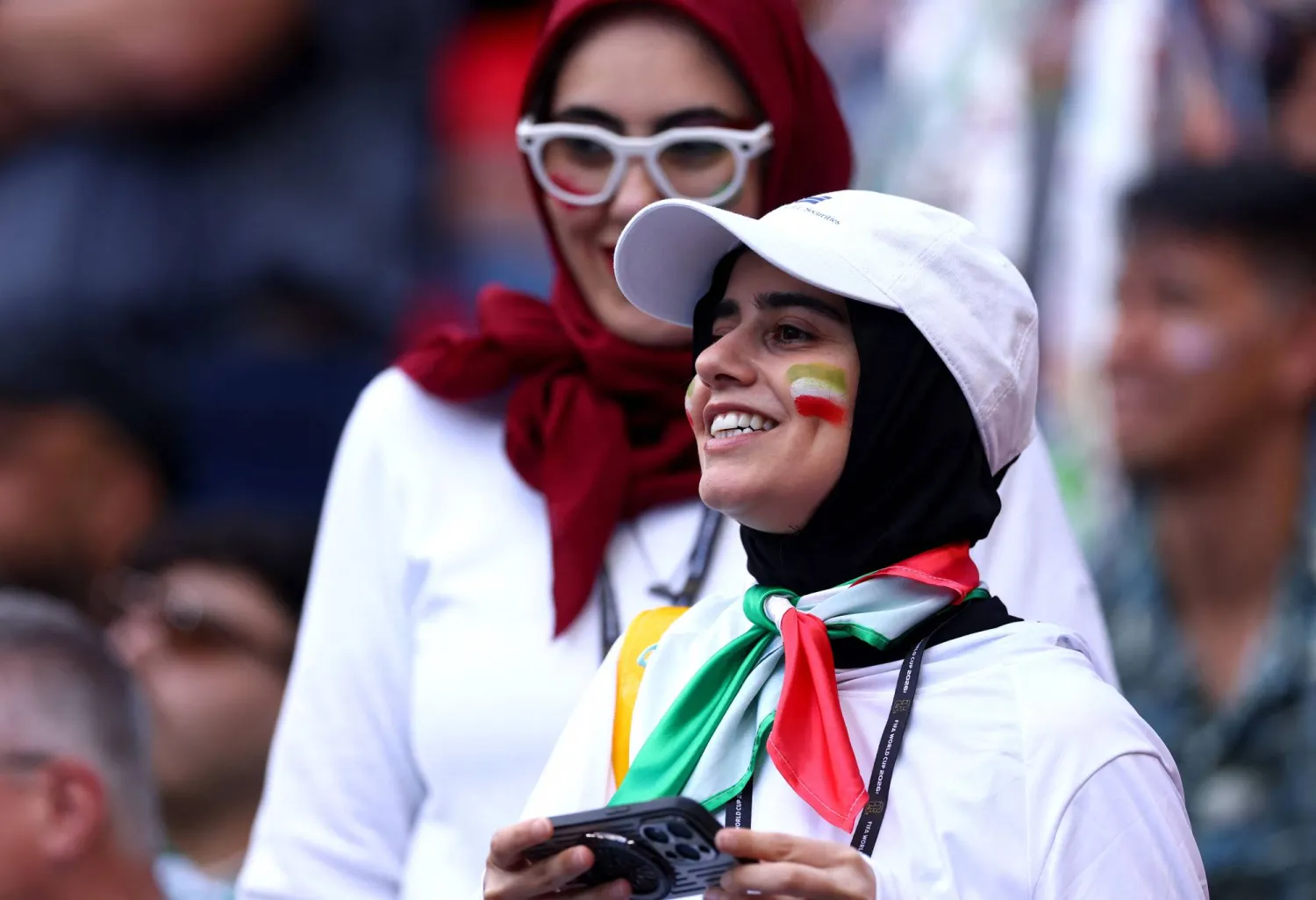 مشجعة إيرانية تساند منتخب بلادها على طريقتها (أ.ف.ب)