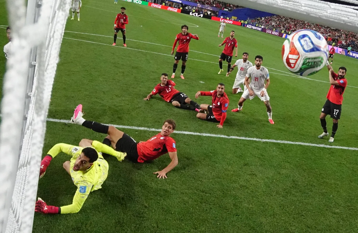 اللاعب الإيراني شجاع خليل زاده يسجل هدفاً في مرمى الحارس المصري مصطفى شوبير قبل قرار إلغائه (رويترز)