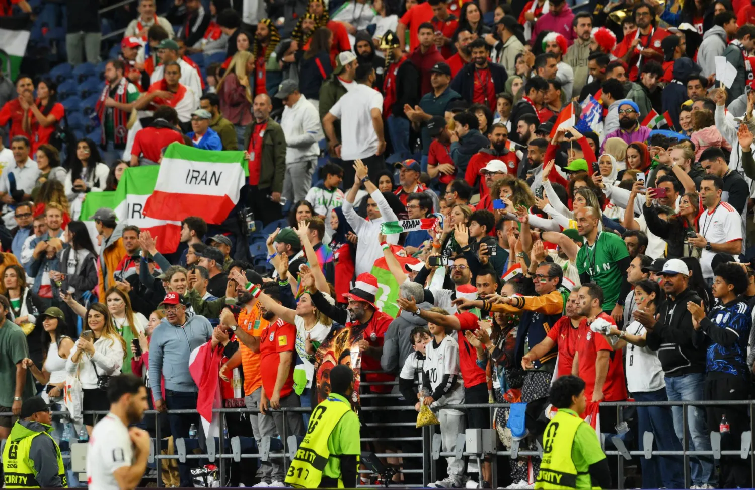جماهير إيرانية تساند وتحتفل (رويترز)